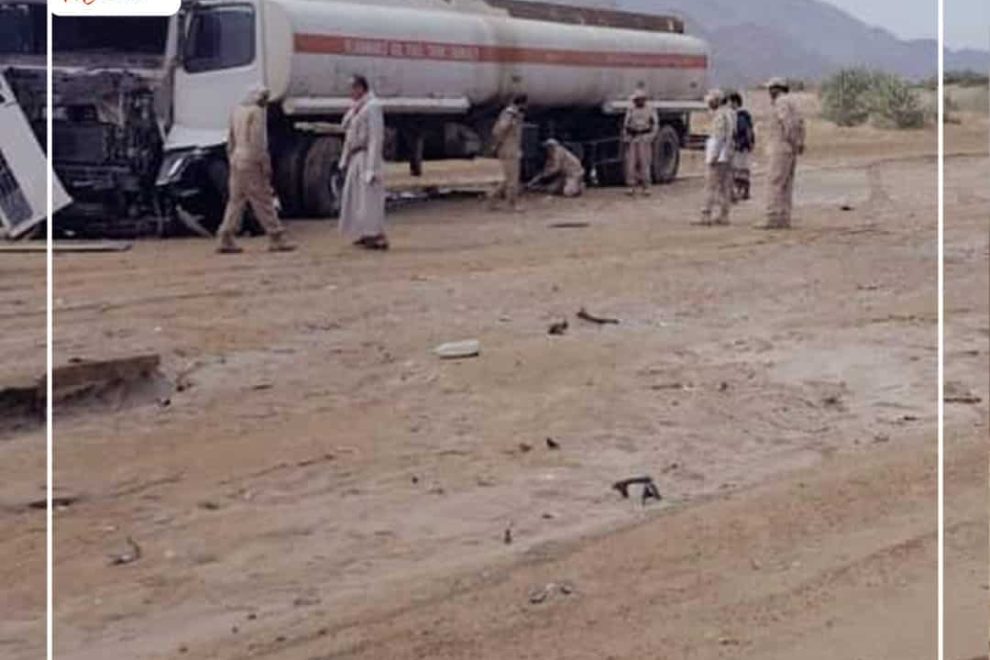 لغماً حوثياً جرفته السيول انفجر بقاطرة، ما تسبب في إصابة سائقها بجروح بلغية.