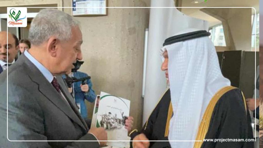 الأمير تركي الفيصل الأمير تركي الفيصل يتلقى نسخة من كتاب (جرائم الألغام في اليمن)