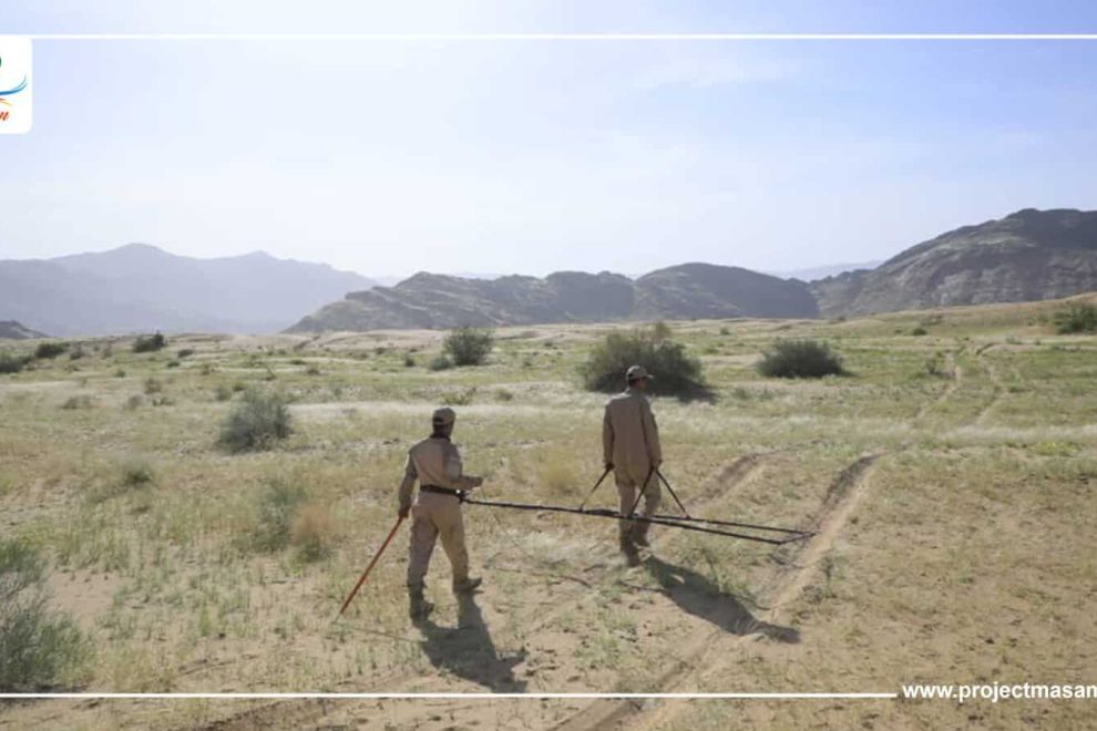 فريق المسح يؤمن مراعي المدنيين بمنطقة الدرب في مديرية حريب