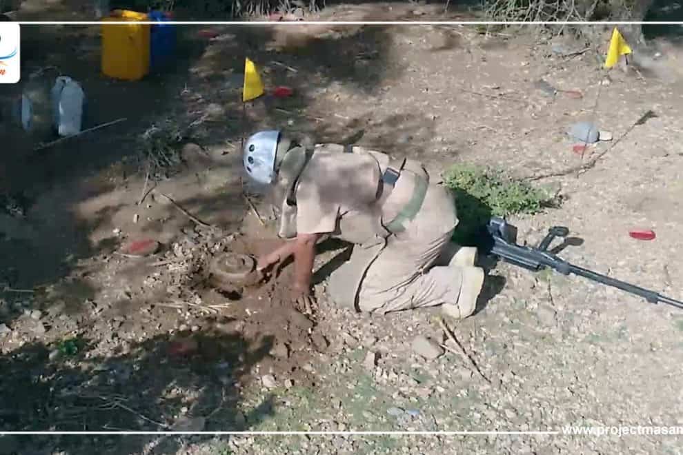 رئيس مجلس القيادة يمنح البرنامج الوطني للتعامل مع الألغام والمشروع السعودي لنزع الألغام وسام الشجاعة