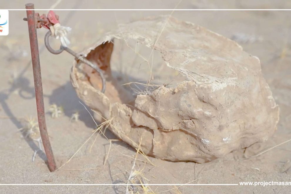 الفريق 26 مسام يفكك عبوة ناسفة مموهة من محيط المنازل بحيس