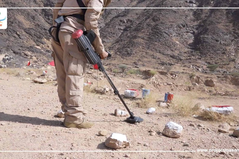 الفريق 4 مسام يبدأ العمل في تأمين طريق عقبة مقبة بمديرية بيحان