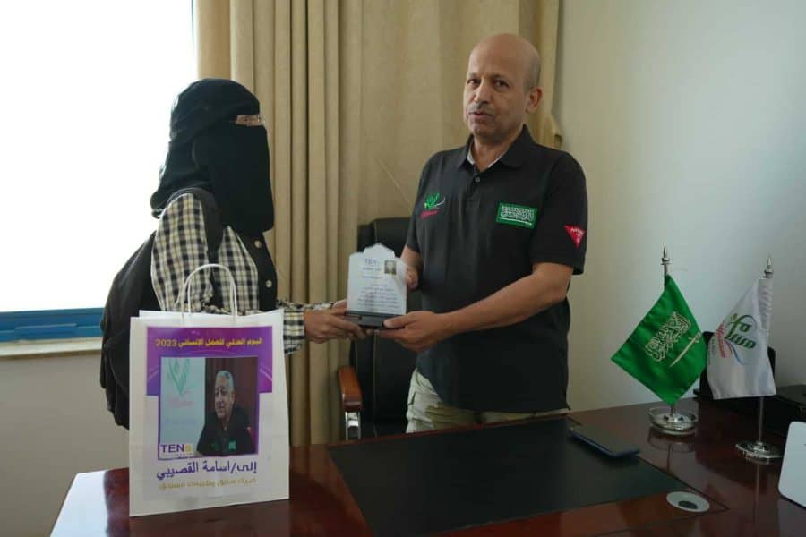 تكريم مدير عام مشروع مسام بدرع الإنسانية تكريم مدير عام مشروع مسام بدرع الإنسانية