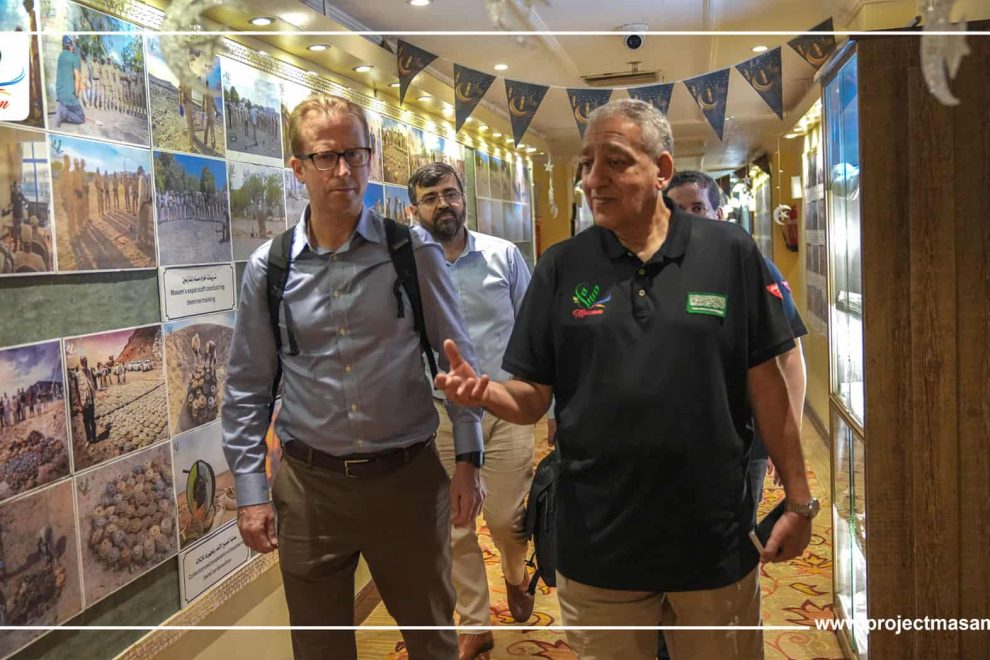 استقبل مدير عام مشروع «مسام» لتطهير الأراضي اليمنية من الألغام الأستاذ أسامة بن يوسف القصيبي مؤخراً في مقر المشروع بمحافظة عدن، مستشار الإجراءات المتعلقة بالألغام في مكتب الأمم لخدمات المشاريع (UNOPS) تشارلز فريسبي، والخبير جاويد حبيب الله.