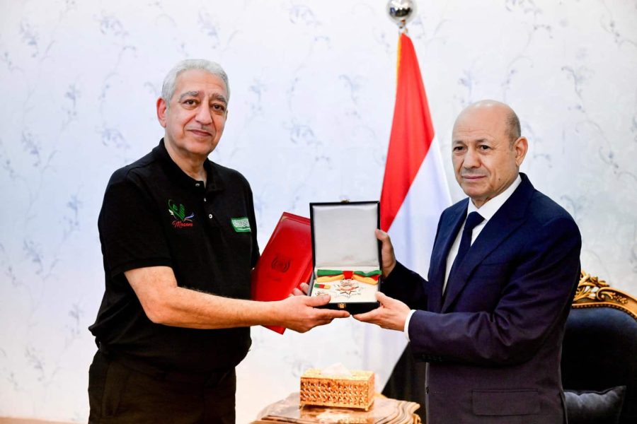 الرئيس اليمني يكرم «مسام» بوسام الشجاعة الرئيس اليمني يكرم «مسام» بوسام الشجاعة