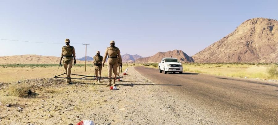 الفريق 9 يبدأ تأمين جوانب الطريق العام بين عسيلان وعتق من الألغام