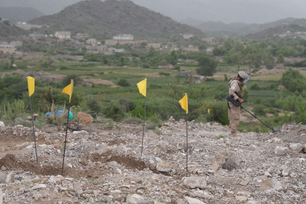 عضو من الفريق 18 يقوم بمسح المنطقة للكشف عن تواجد الألغام