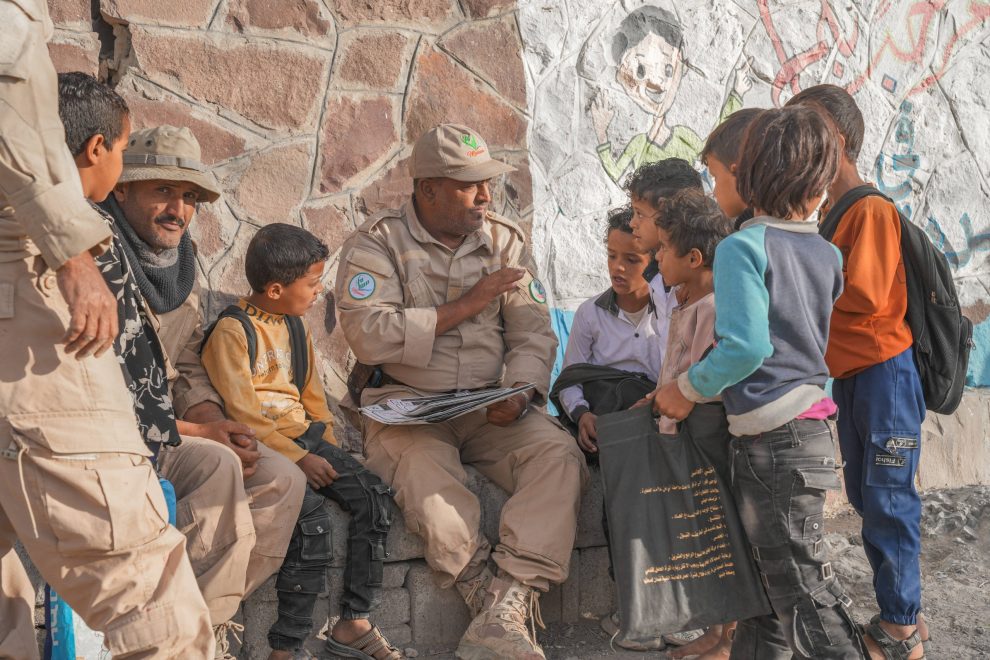 الفريق 18 مسام ينفذ حملة توعوية في مدرسة الزبيري بالضالع