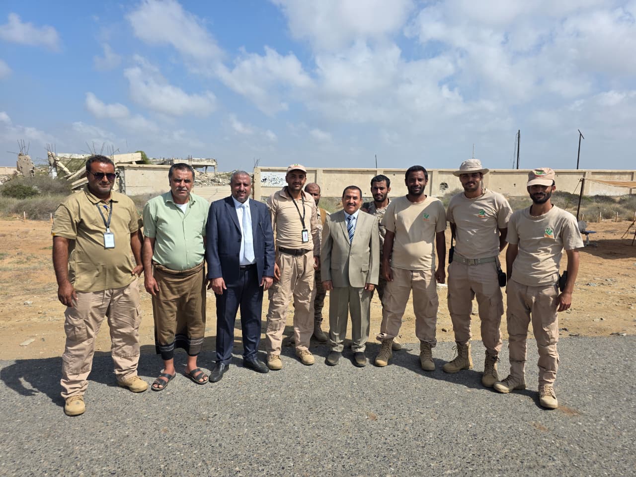 محافظ حجة يزور فرق “مسام” في ميدي ويشيد بجهودها