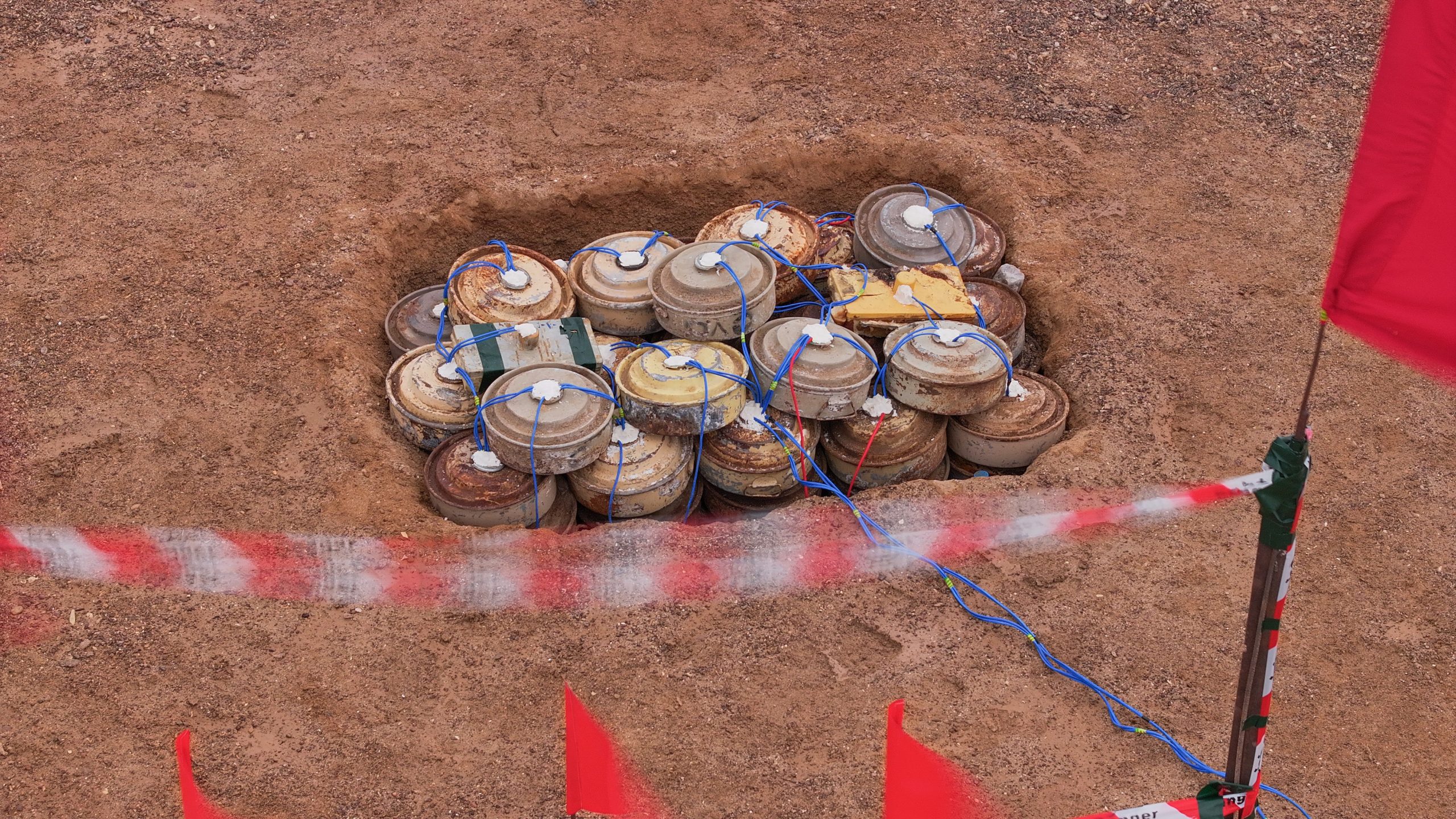 مشروع «مسام» يتلف 4925 قطعة من المخلفات الحربية باب المندب 2 DJI 20260408080900 0305 D scaled